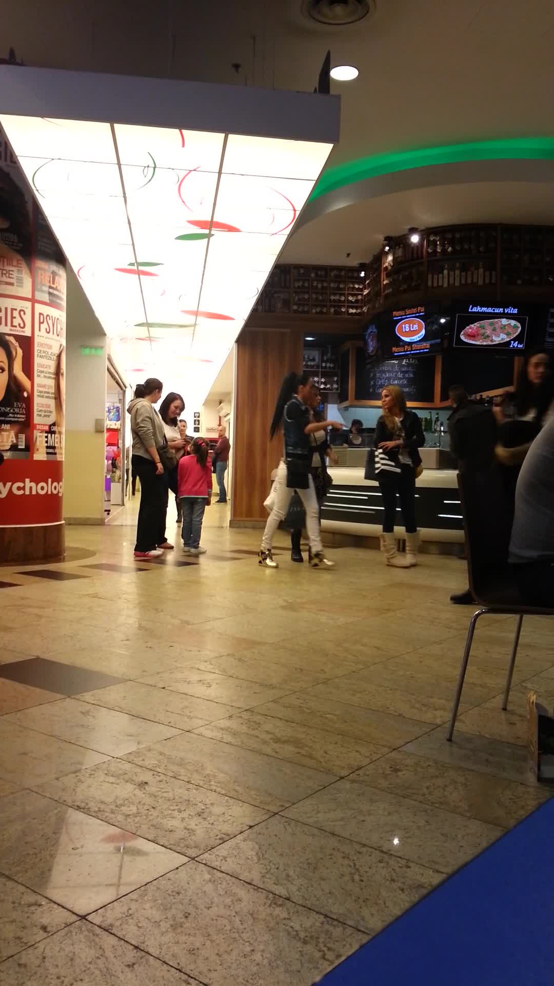 In weekend, Cruduta s-a plimbat prin mall alaturi de Marina Dina si o alta prietena