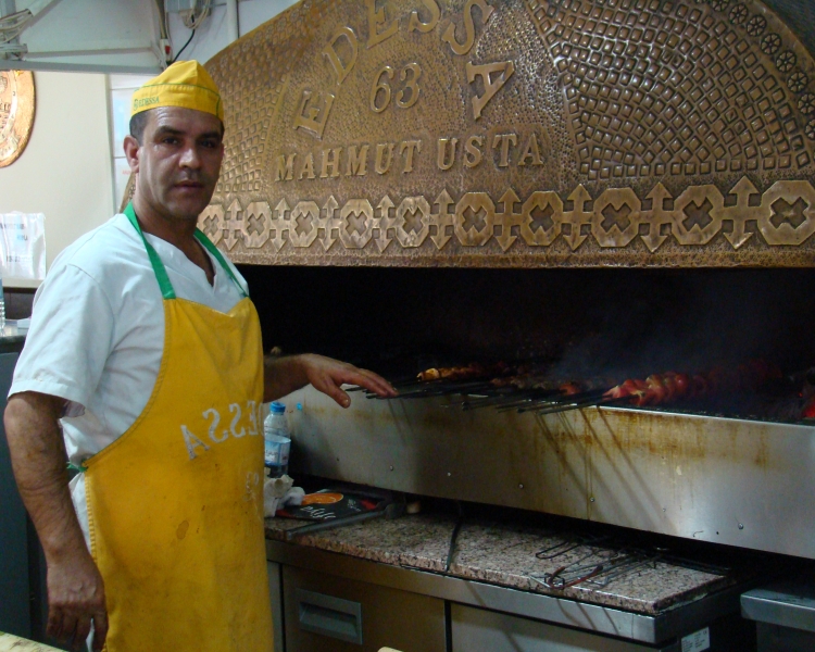 El este bucatarul care il face fericit pe Florin Scarlatescu, caci gateste mancaruri pe gustul lui