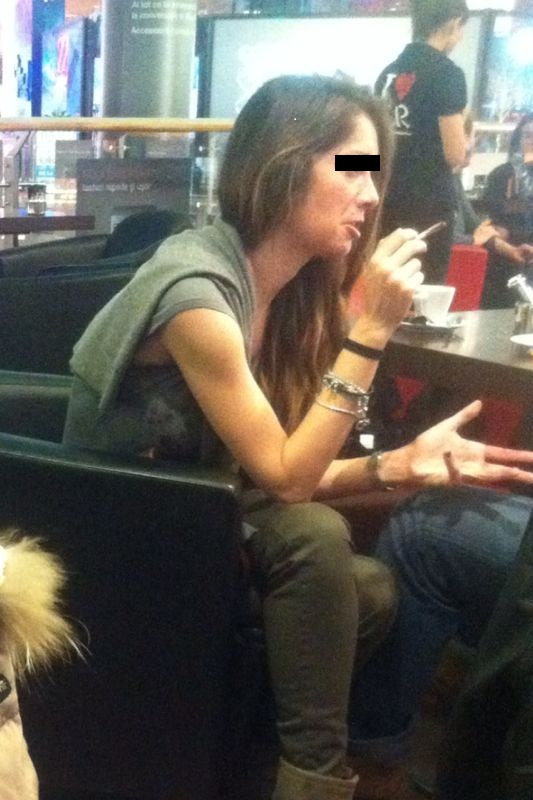 Tanara isi aprinde tigarea fara sa tina cont ca este intr-un spatiu public