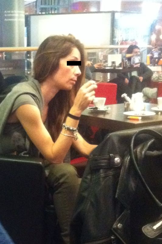 Tanara nu se fereste de nimeni cand isi fumeaza tigarea din foi