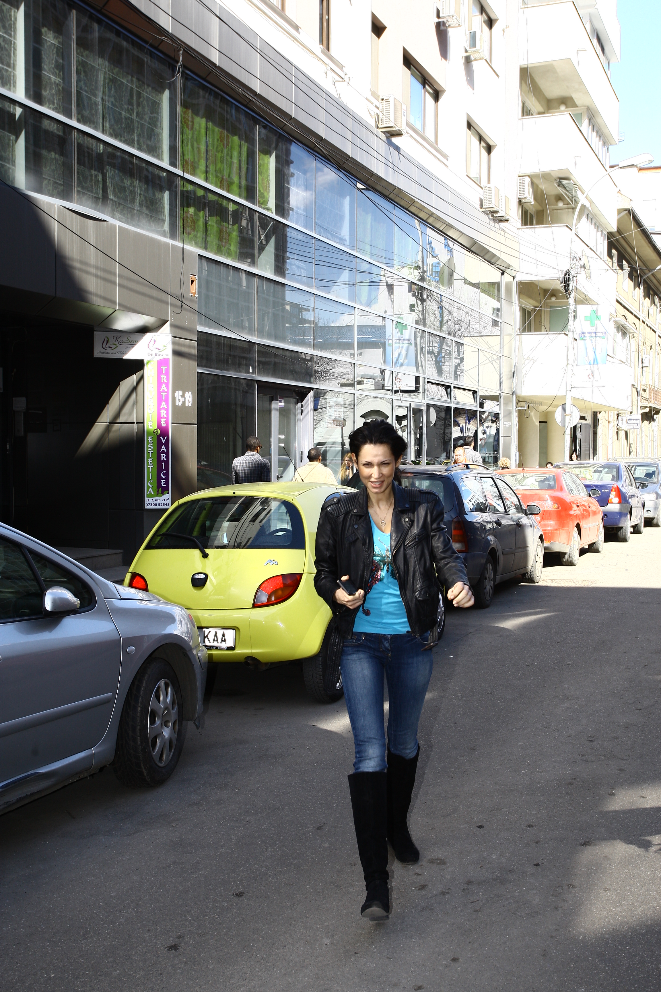 Bruneta merge periodic la clinica de infrumusetare pentru a scapa de vergeturile de pe sani