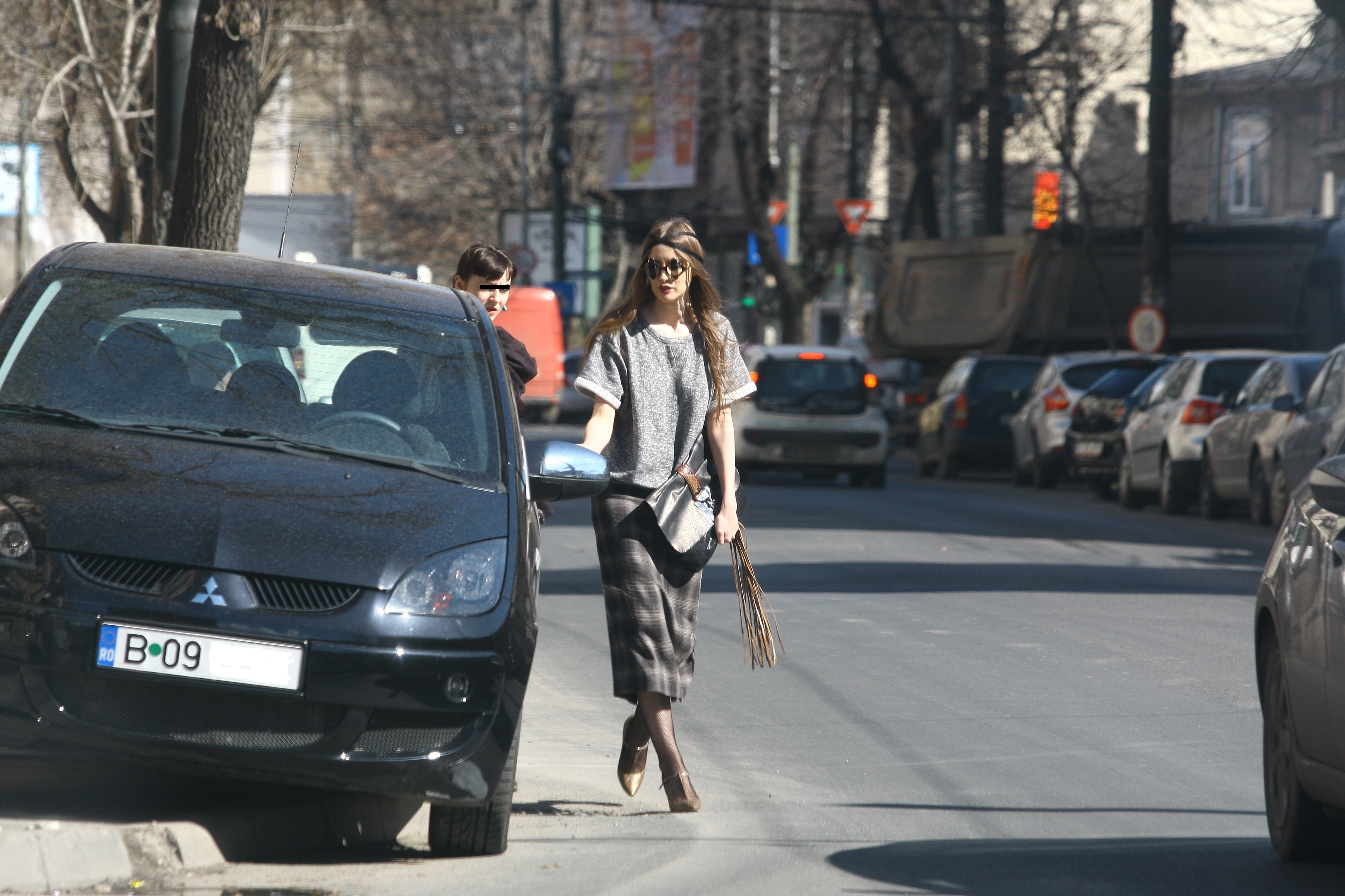 Pentru ca si-a parcat masina destul de departe, fosta sotie a lui Mihai Albu a fost nevoita sa mearga putin pe jos