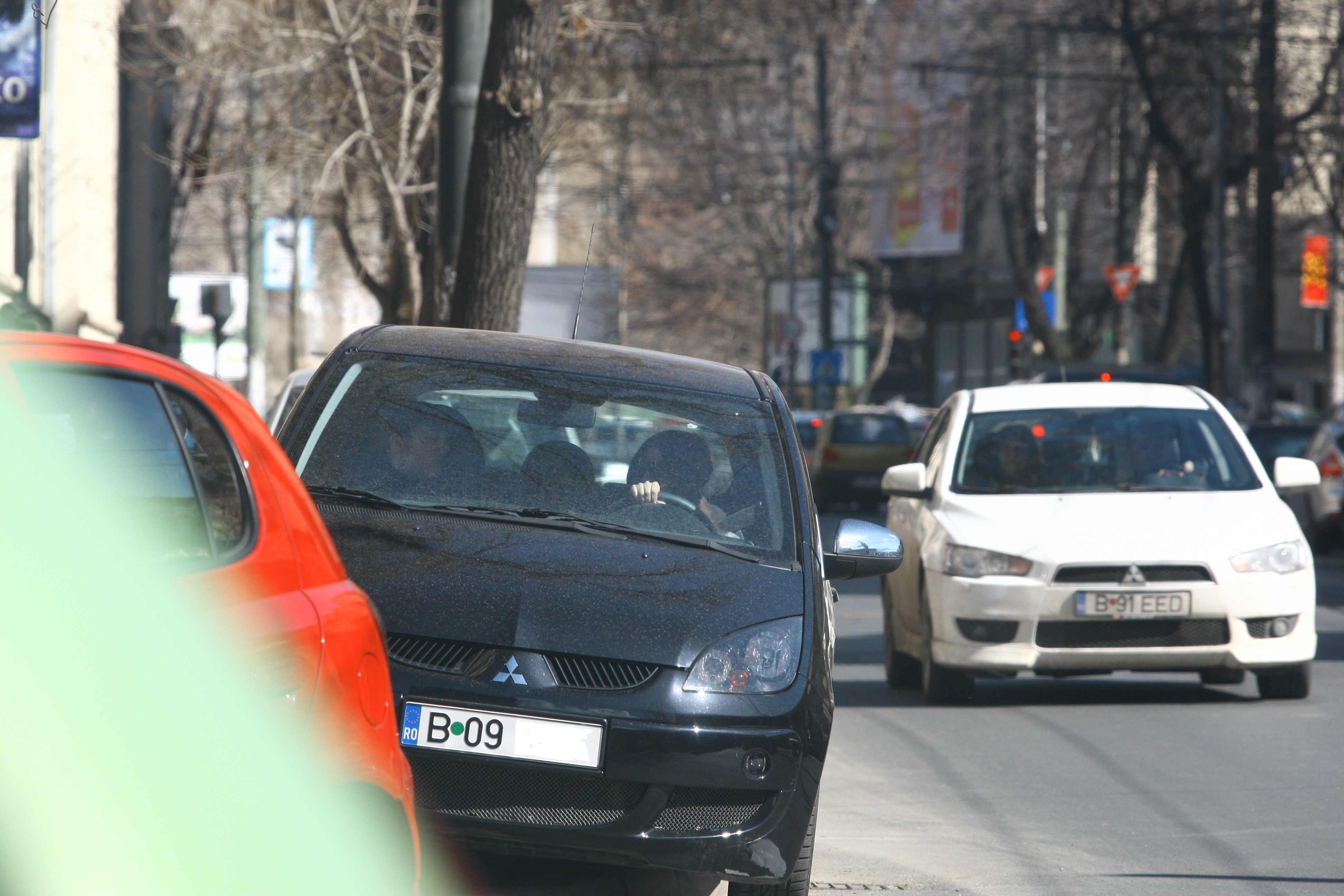Cele doua mai stau de vorba in masina si apoi pleaca spre casa
