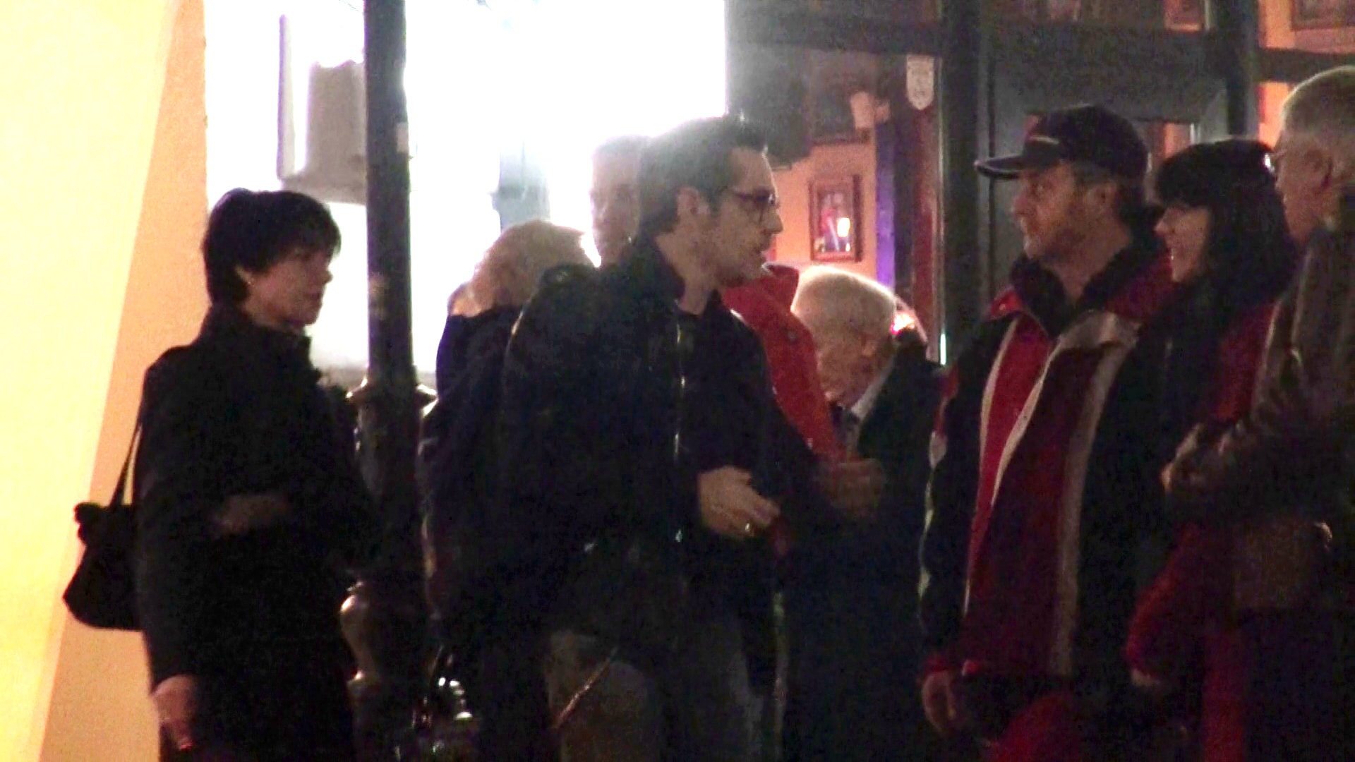 La iesirea din teatru, Stefan Banica Jr. este oprit de un alai de admiratoare