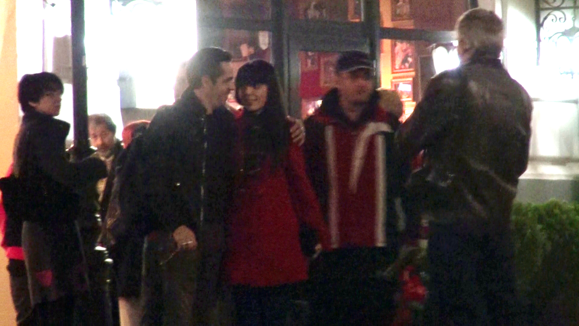 Banica o sparbe din priviri pe tanara