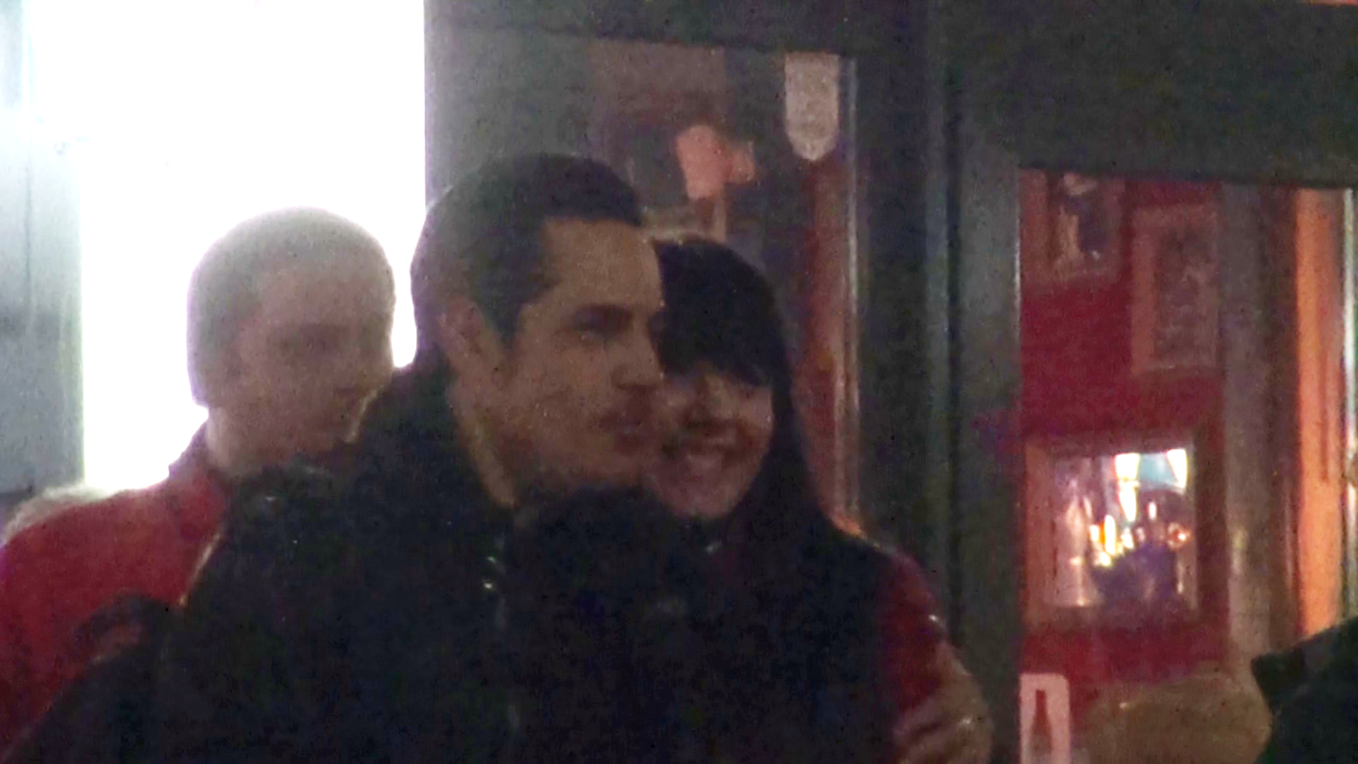 O strange in brate si isi apropie obrazul de al ei