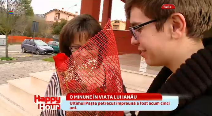 Narcis isi vede mama foarte rar, ea locuind in Italia, unde munceste