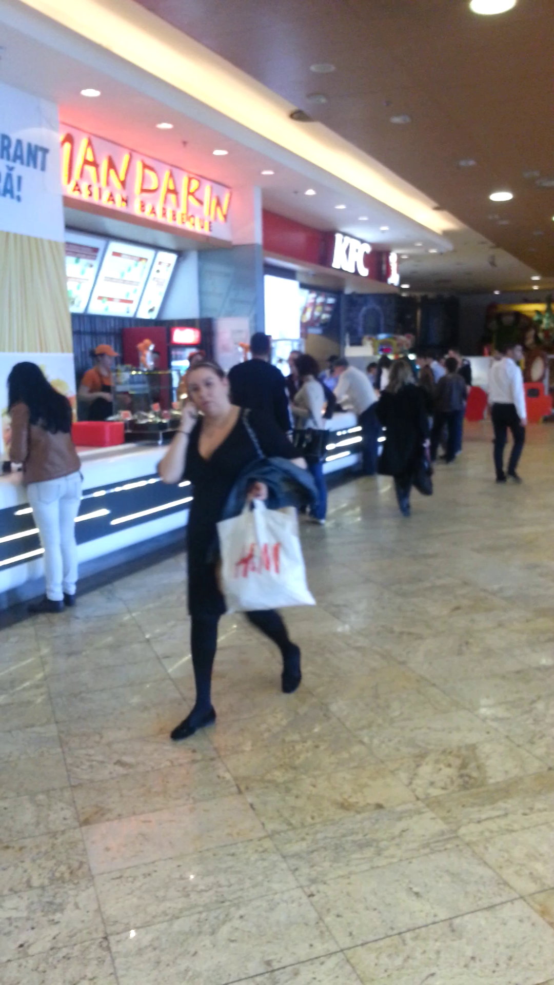 Nehotarata asupra a ceea ce vrea sa manance, Onuca face ture intre restaurante