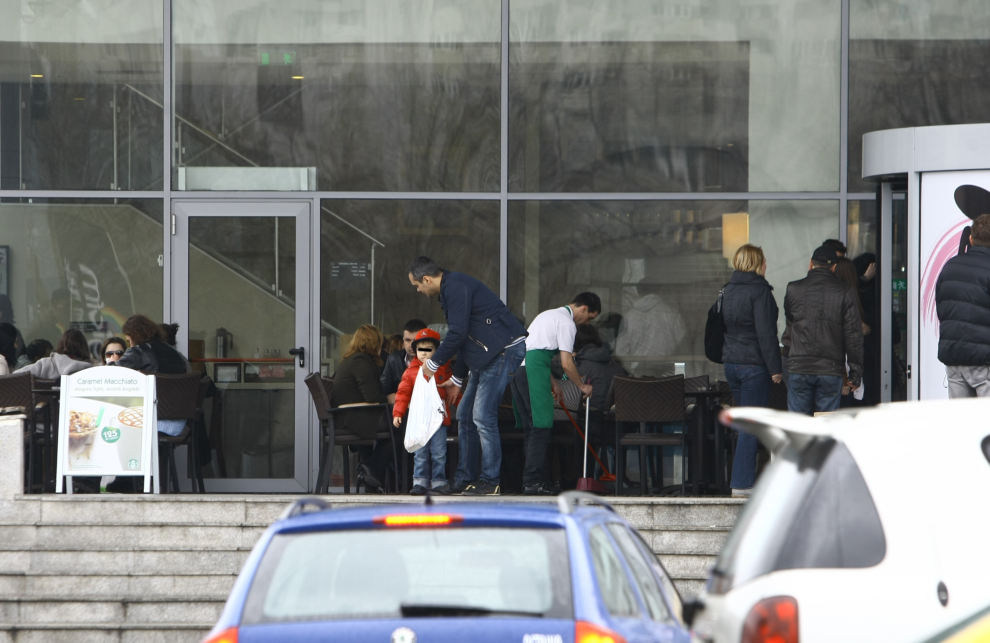 Mihai a decis sa-l ia pe Mihaita in brate, iar pustiul nu a avut nimic impotriva