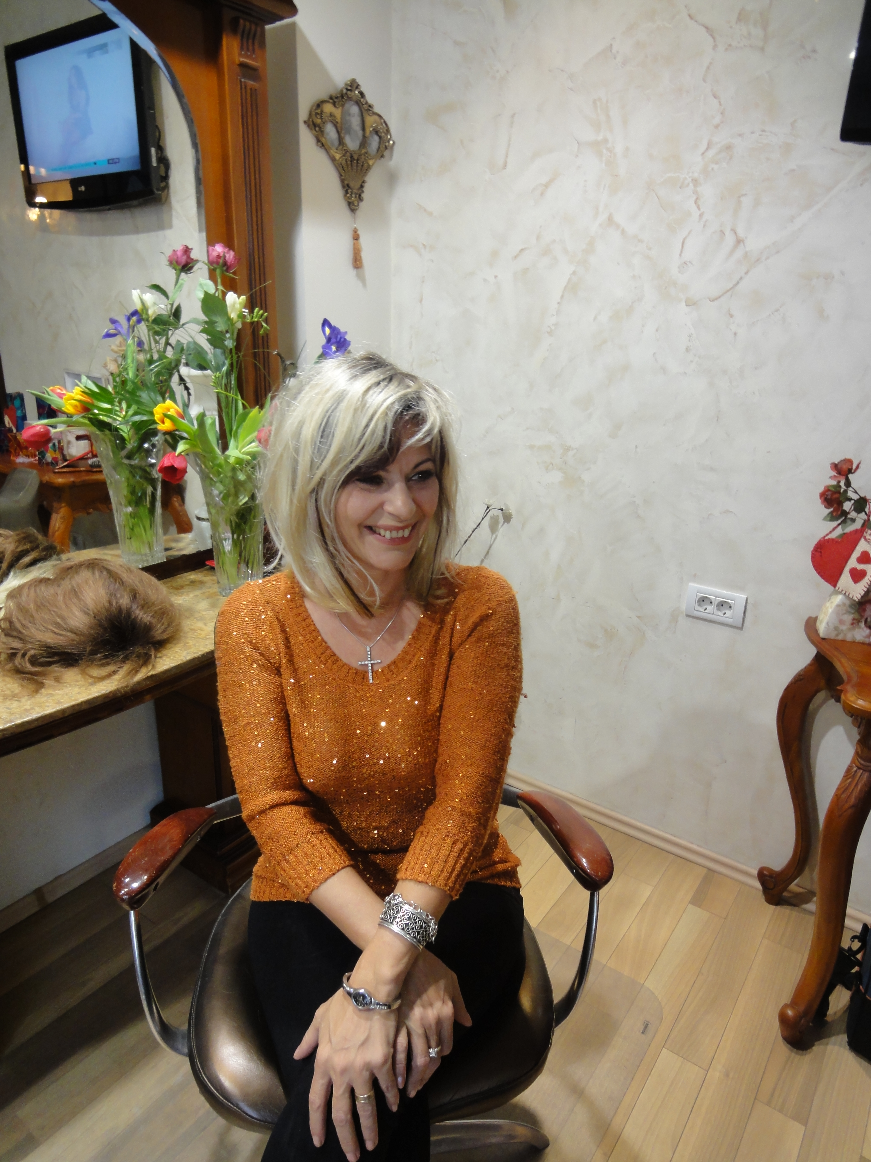 Elena carstea crede ca i-ar sta bine blonda si ar arata mult mai tanara