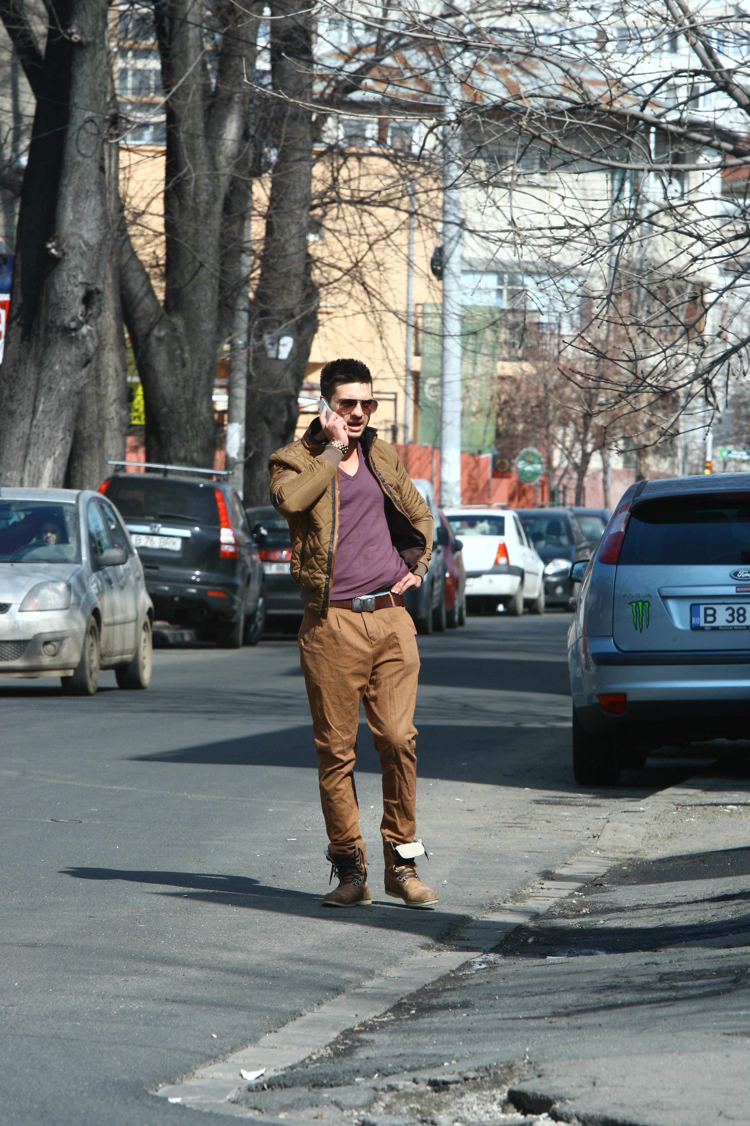 Cat timp si-a spalat masina, actorul a vorbit incontinuu la telefon