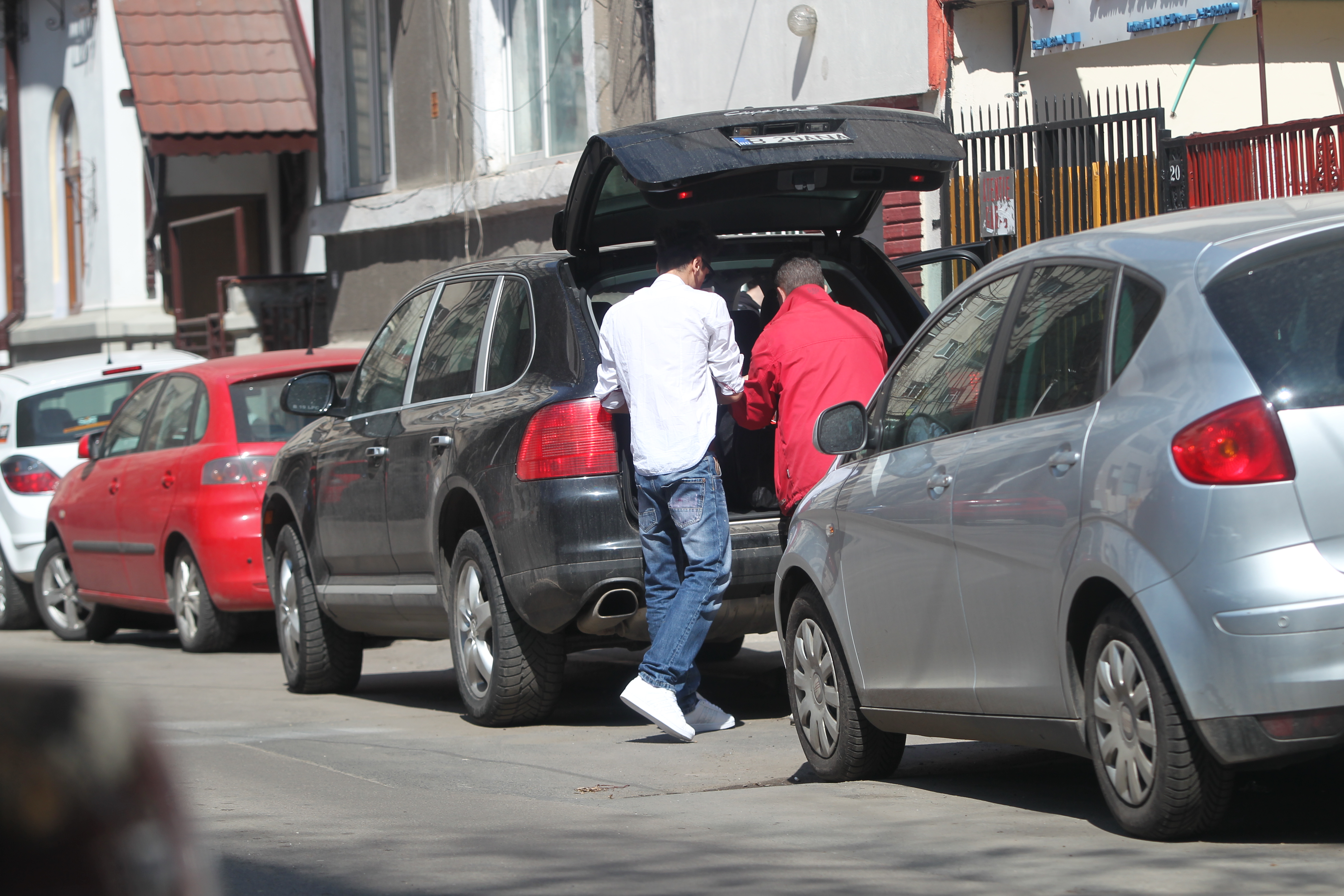 Razvan ia gentile cu haine din portbagaj