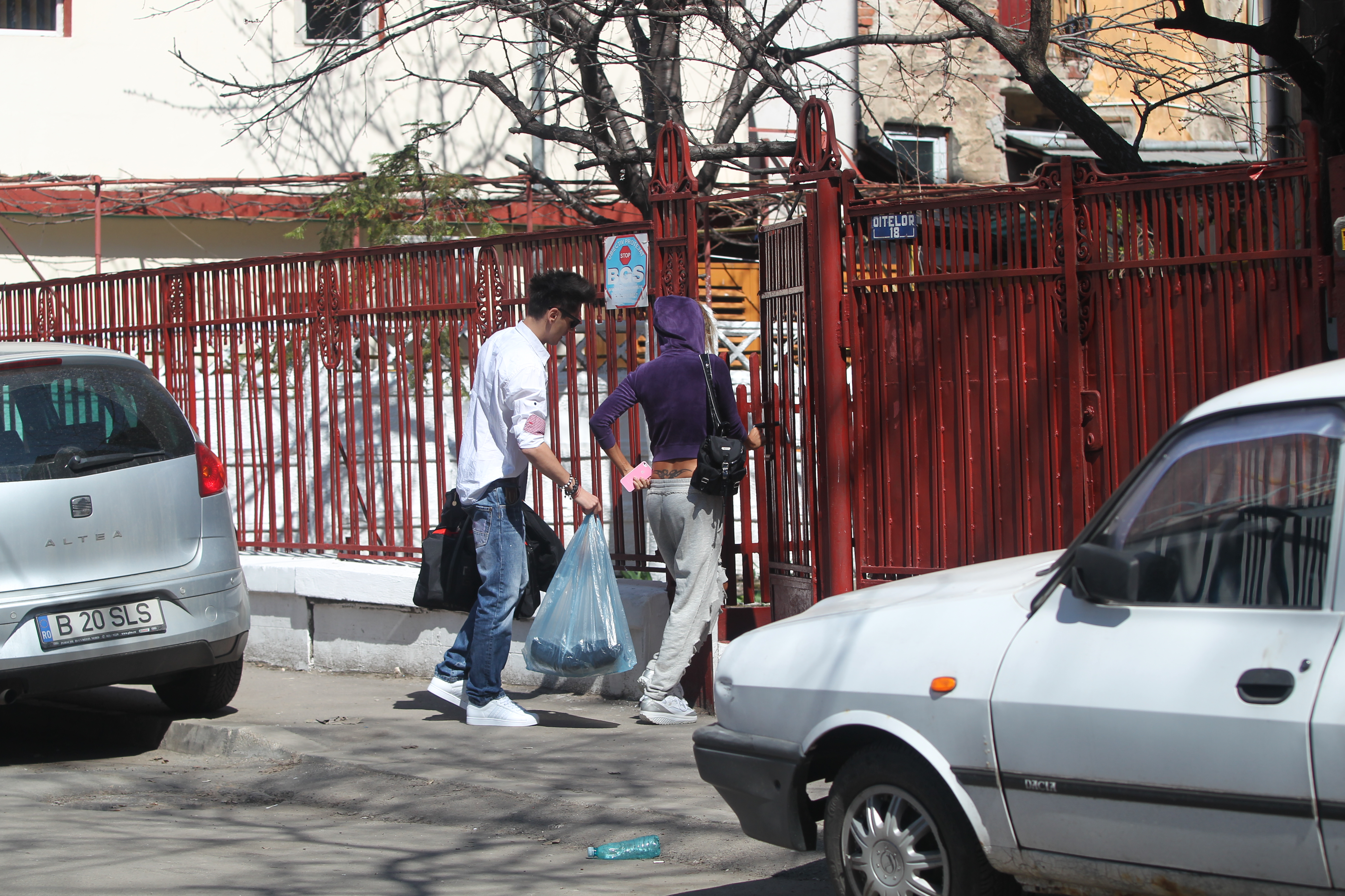 Zavo intra prima in curte si nici macar nu ii tine lui Razvan poarta