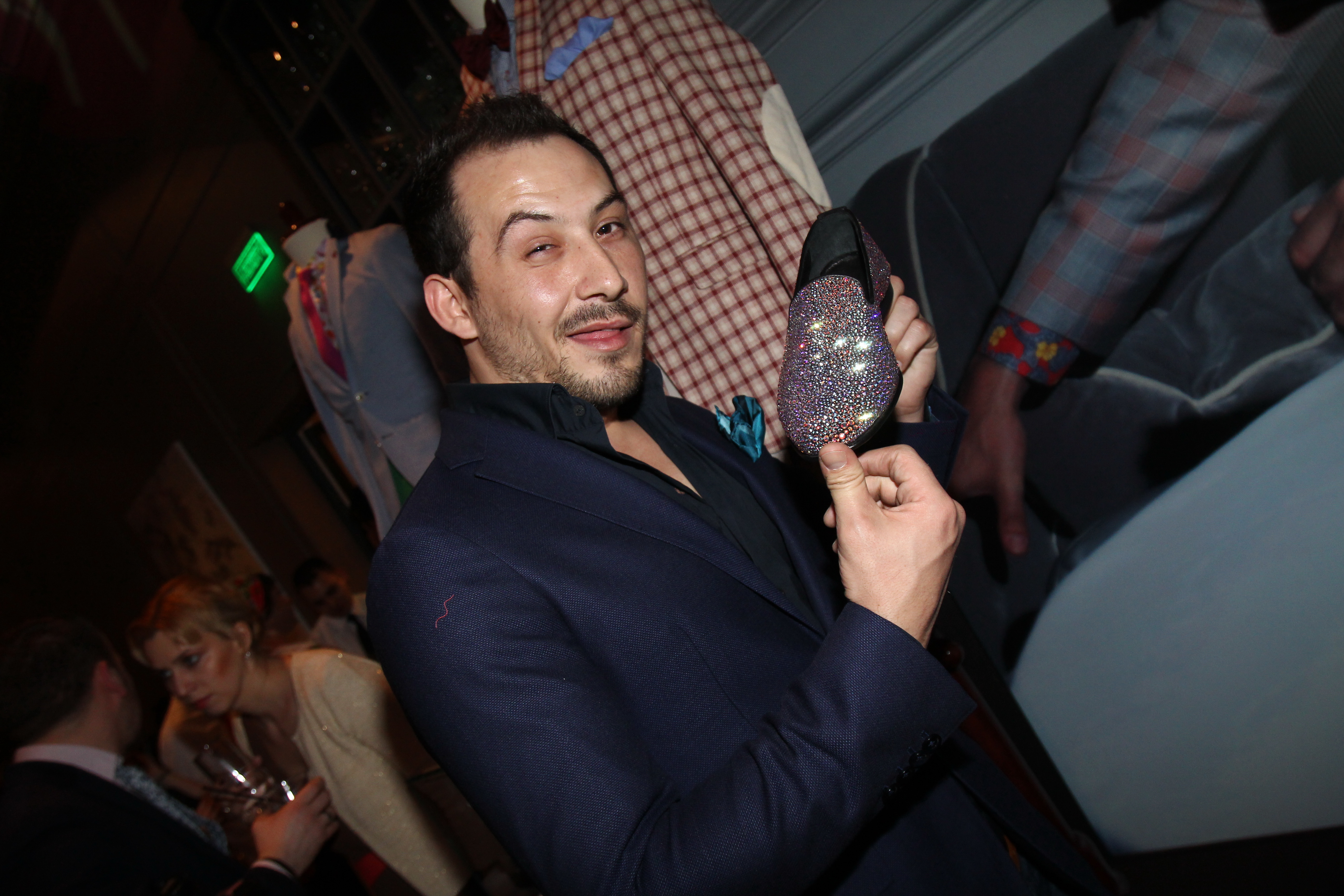 Stefan Stan crede ca ar fi un mire deosebit intr-o pereche de pantafi cu cristale swarovski