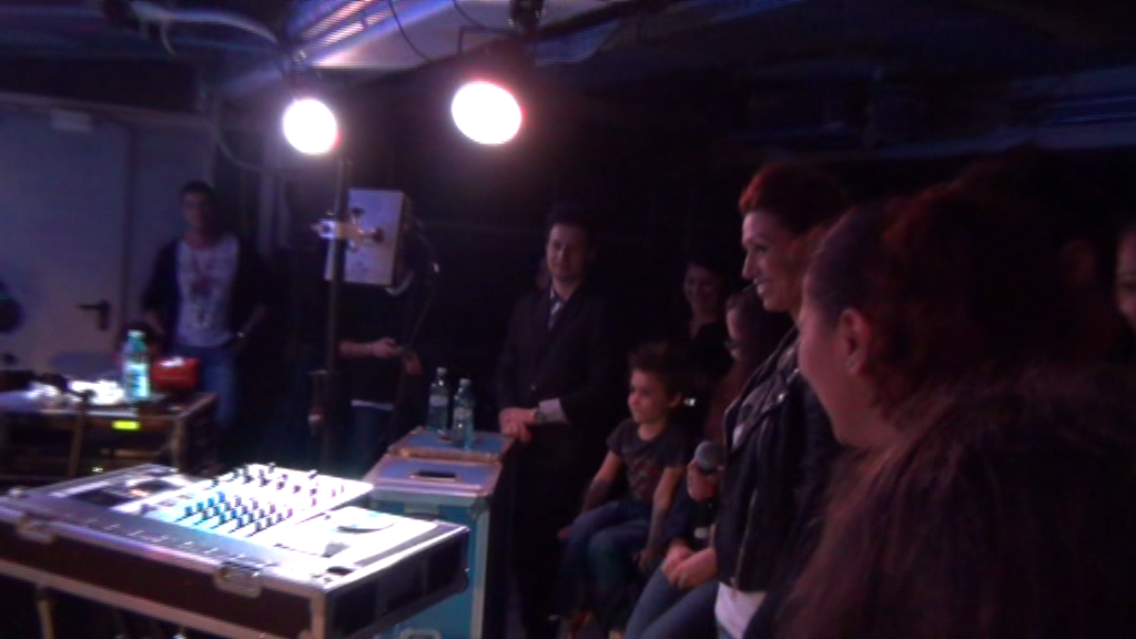 Carmen a fost incurajata din public de cei doi copii ai sai