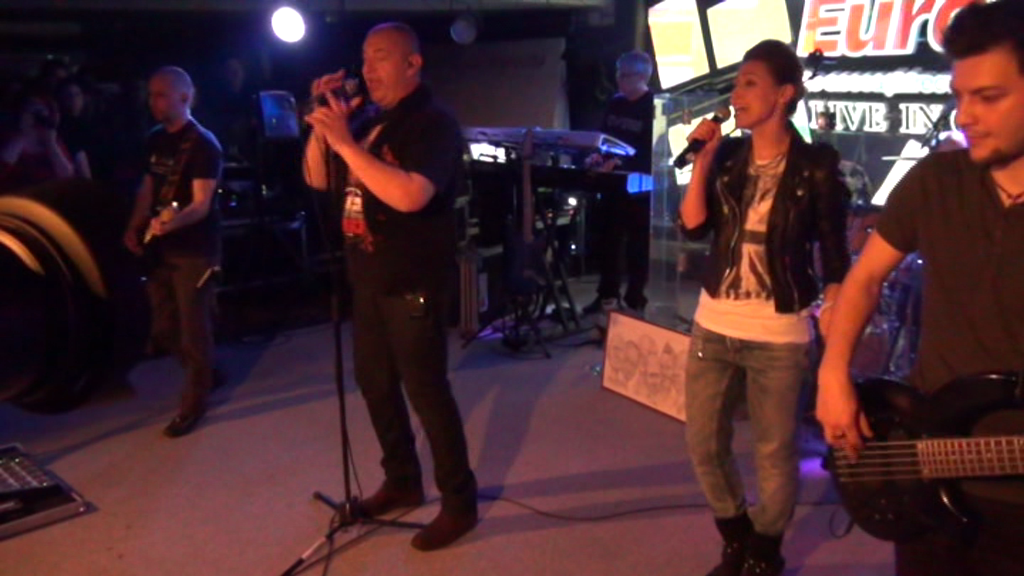 Cei doi s-au descurcat de minune pe scena, interpretand live o piesa de pe cel mai recent album al celor de la Proconsul