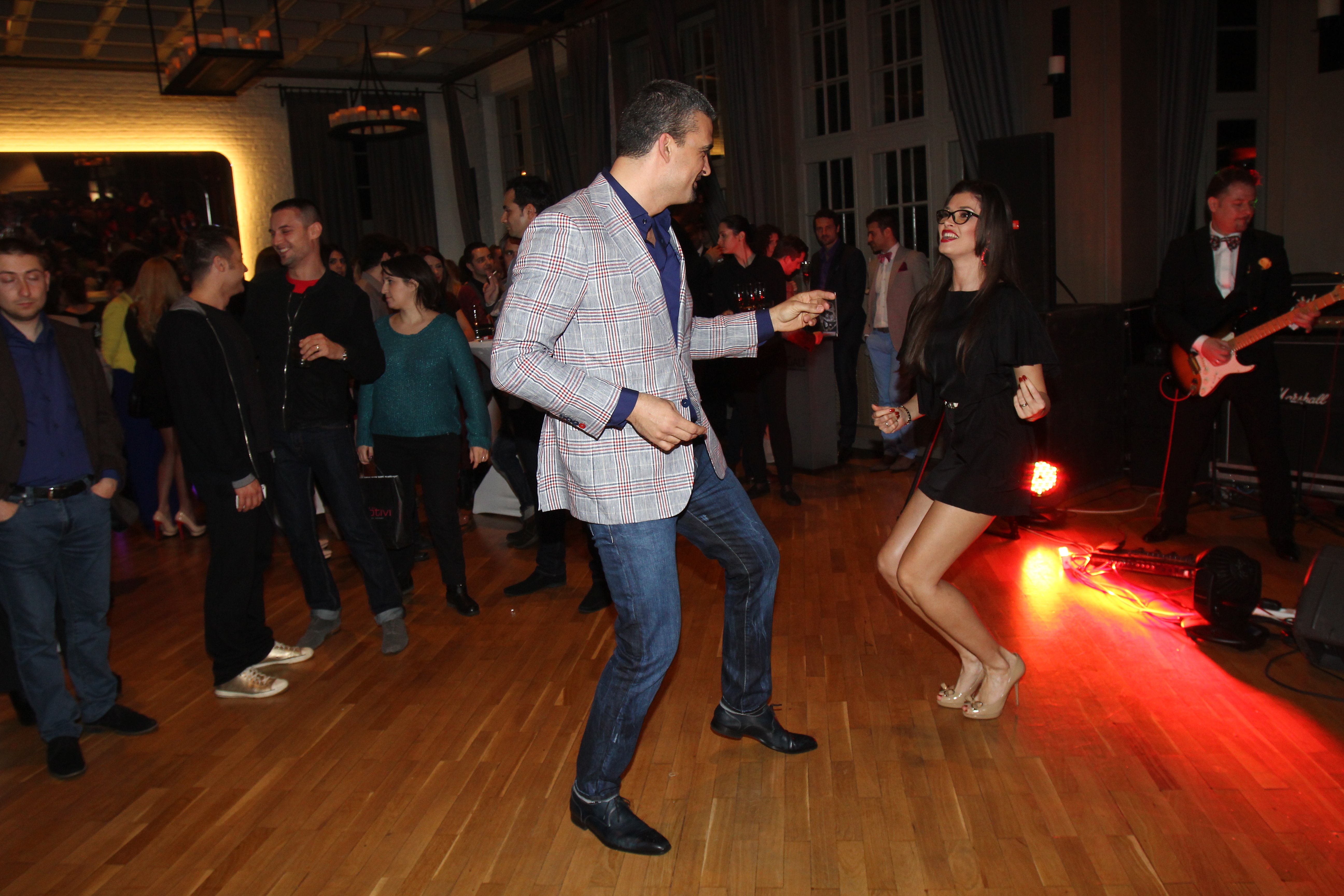 Fotomodelul a dansat cu Aurelian Temisan minute in sir, chiar sub privirile viitorului sot