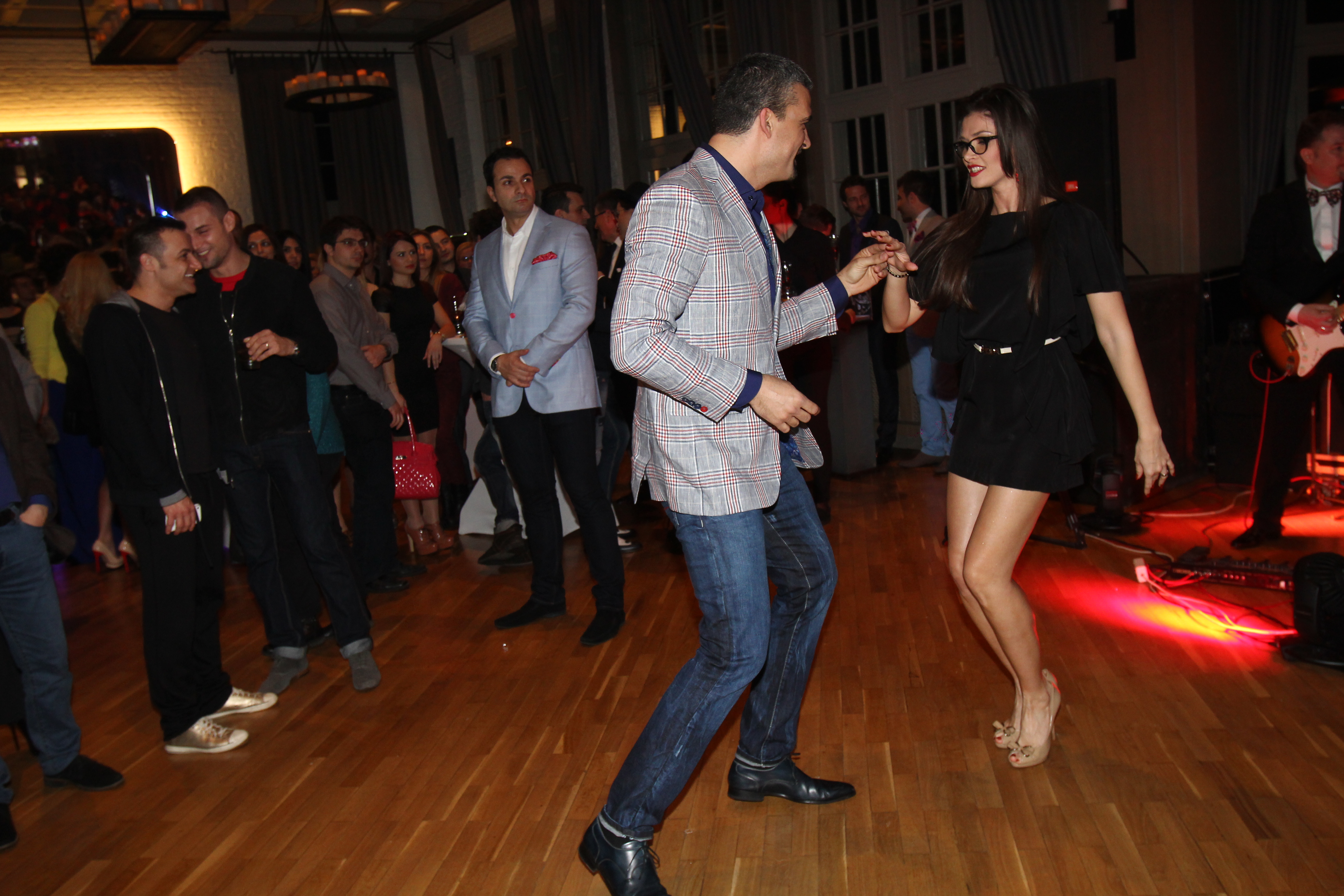 Actrita nu pare deloc deranjata ca viitorul sau sot se afla chiar in spatele sau