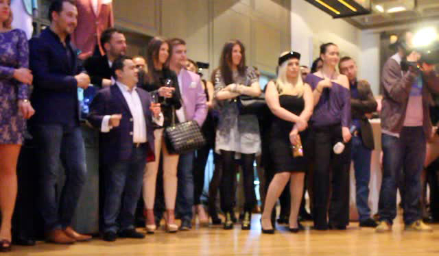 Cantaretul nu s-a putut abtine cand a inceput muzica si a inceput sa dea din maini si din picioare