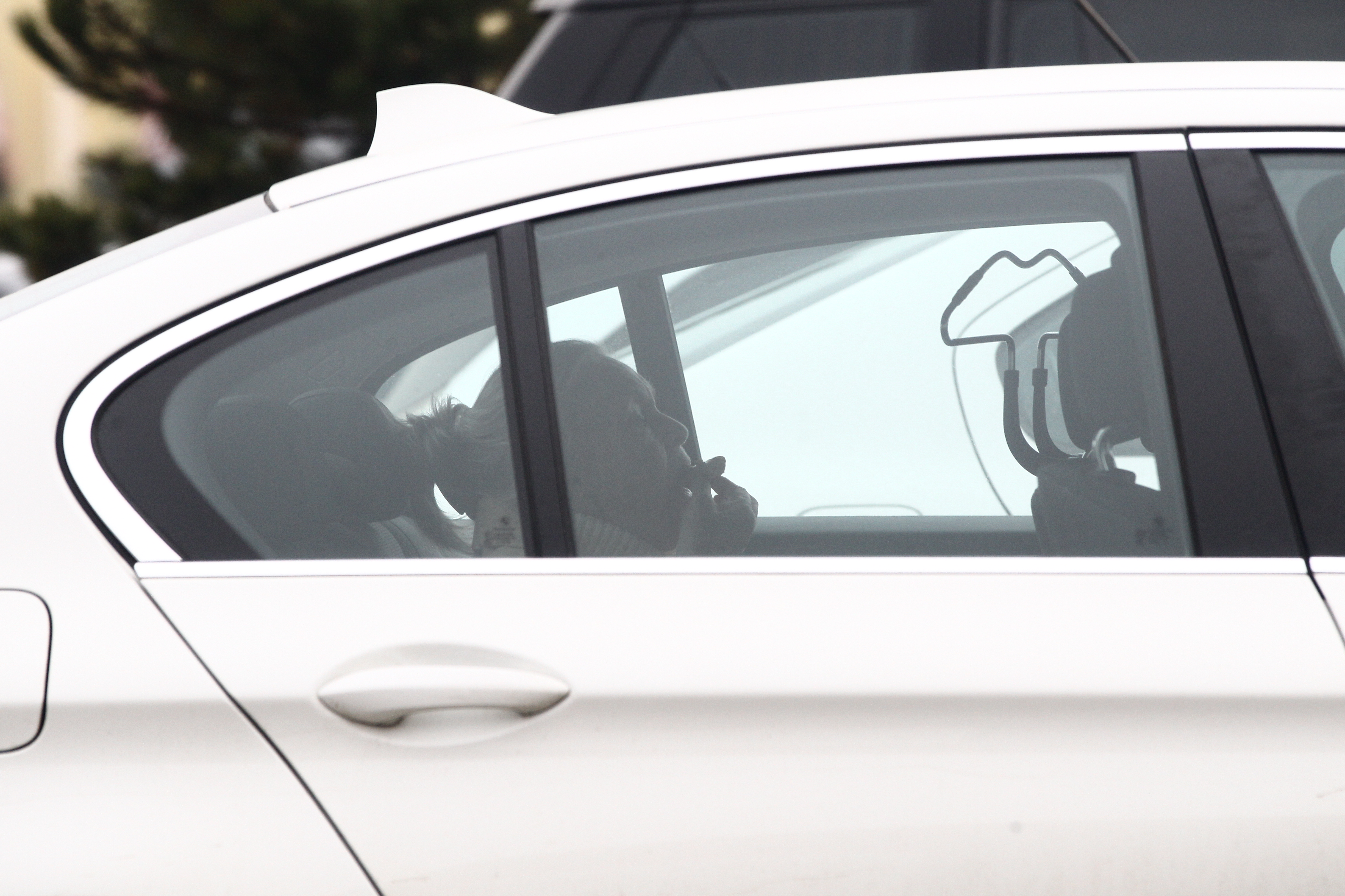 Cand pleaca din caminul de batrani, in care locuieste de o vreme, sa se plimbe prin oras, mama Zina are grija sa-si satisfaca si pofta de covrigi brasoveni, rugandu-i pe cei care o insotesc sa-i cumpere macar unul