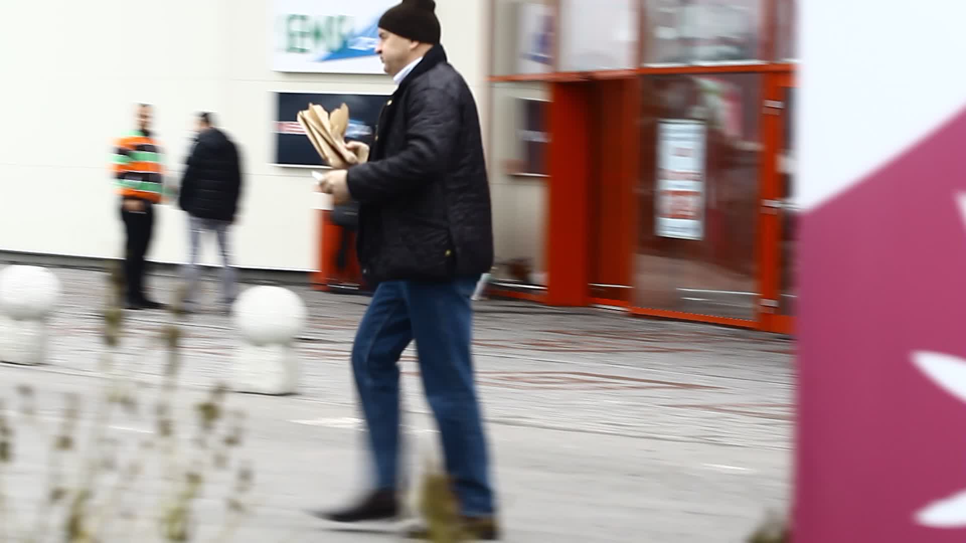 Cei care o insotesc se conformeaza si ii satisfac pe loc acest mic... 