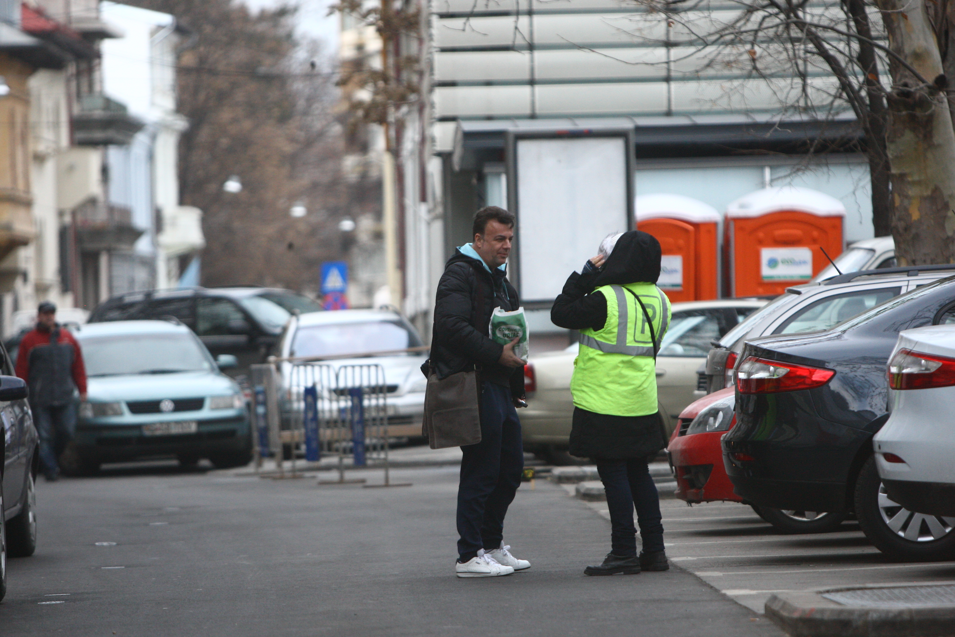 Intre doua ore la sala de forta si doua sedinte la salonul de frumusete, Adrian Enache insereaza si un covrig