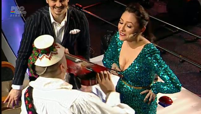 Artistul a cantat intre sanii Andrei