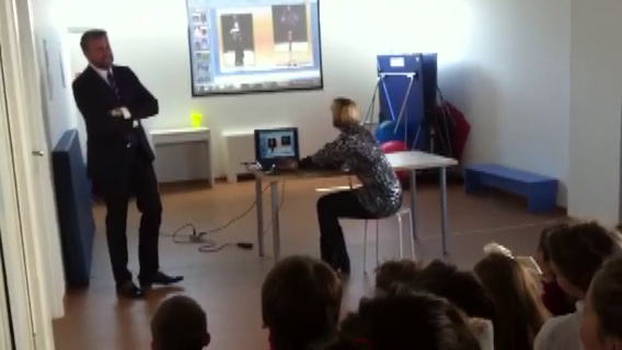 Botezatu a incercat sa-i faca pe micutii elevi sa inteleaga in ce consta profesia lui si ce inseamna lumea modei