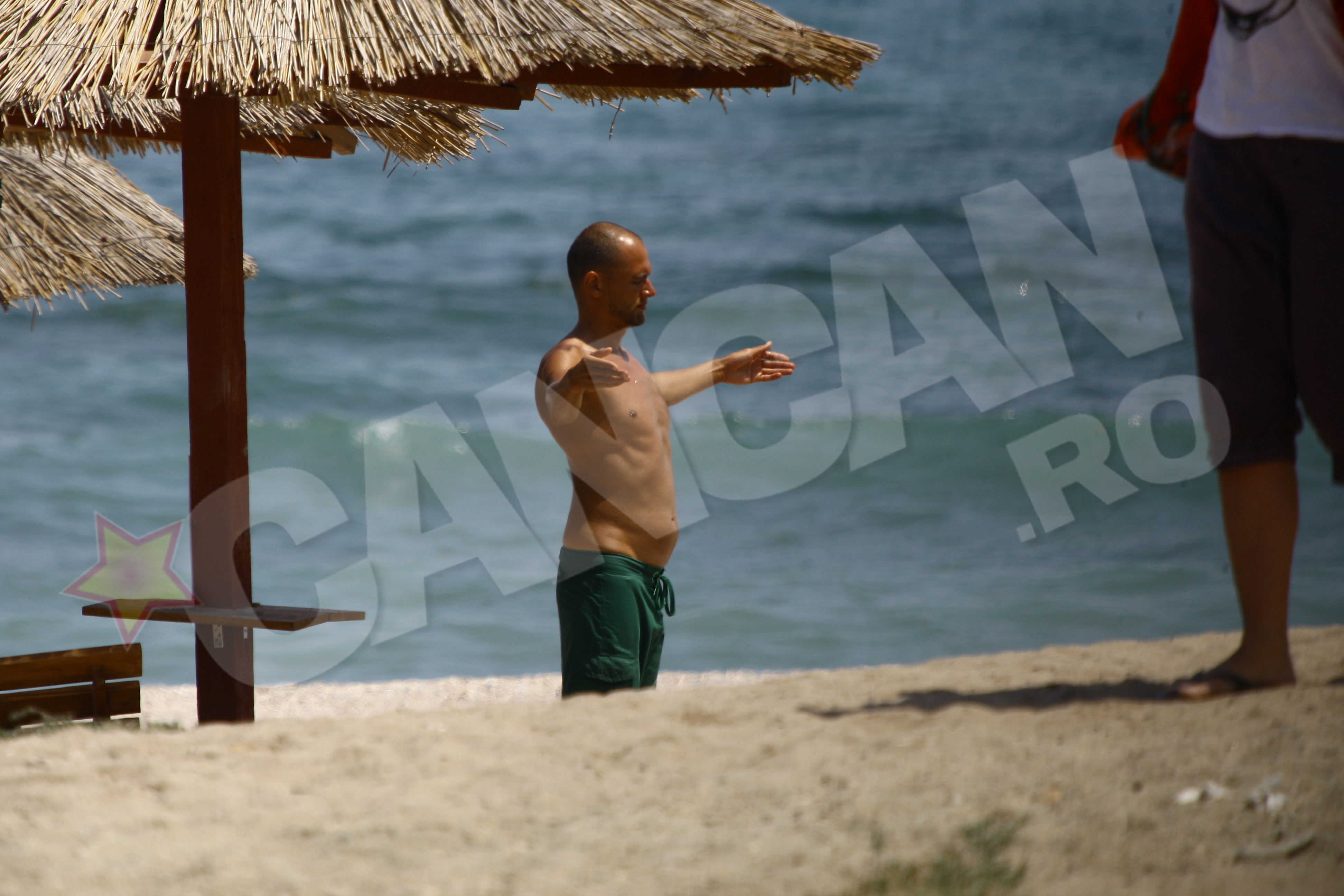 In realitate insa, cand nu este vazut de nimeni, Oreste scoate la vedere, o burtica de toata frumusetea