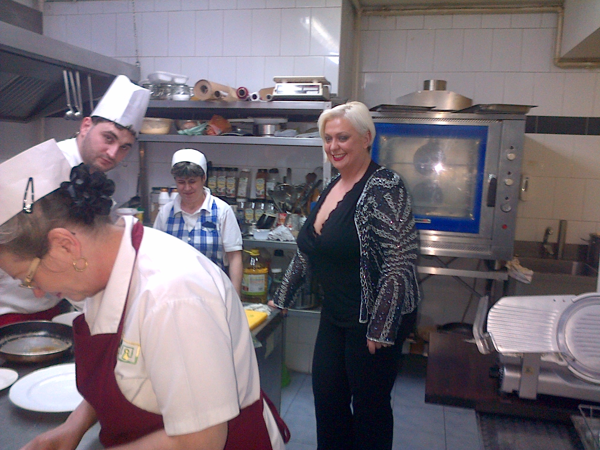 Monica Anghel si-a facut timp si pentru o mica afacere, desi are o emisiune la radio si joaca in doua seriale Tv