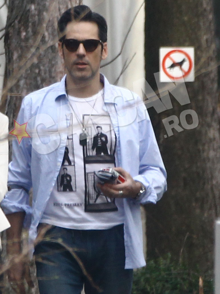 Banica e fan pe viata al lui Elvis, asa ca si tricoul sau este unul cu 