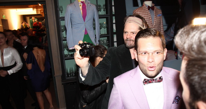 Florin Piersic jr le-a facut poze fotoreporterilor la un eveniment monden