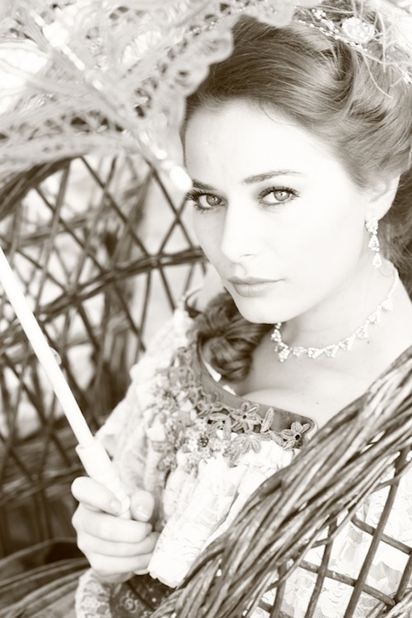 Laura Cosoi, in serialul ANiela care s-a difuzat la Acasa tv