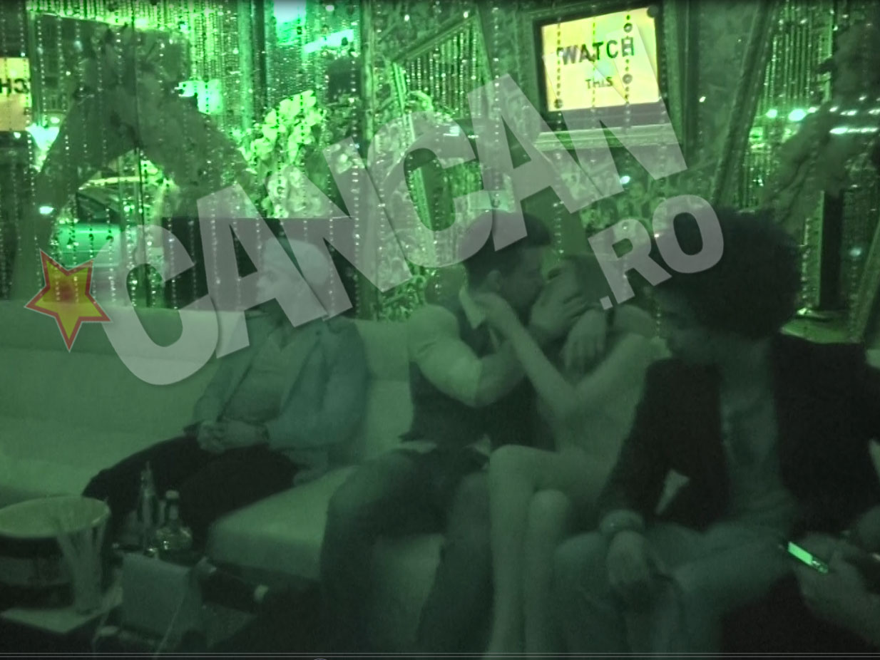 Vineri noaptea, Vladau se saruta cu foc intr-un separeu cu o blonda, sub privirile celor de la Mandinga