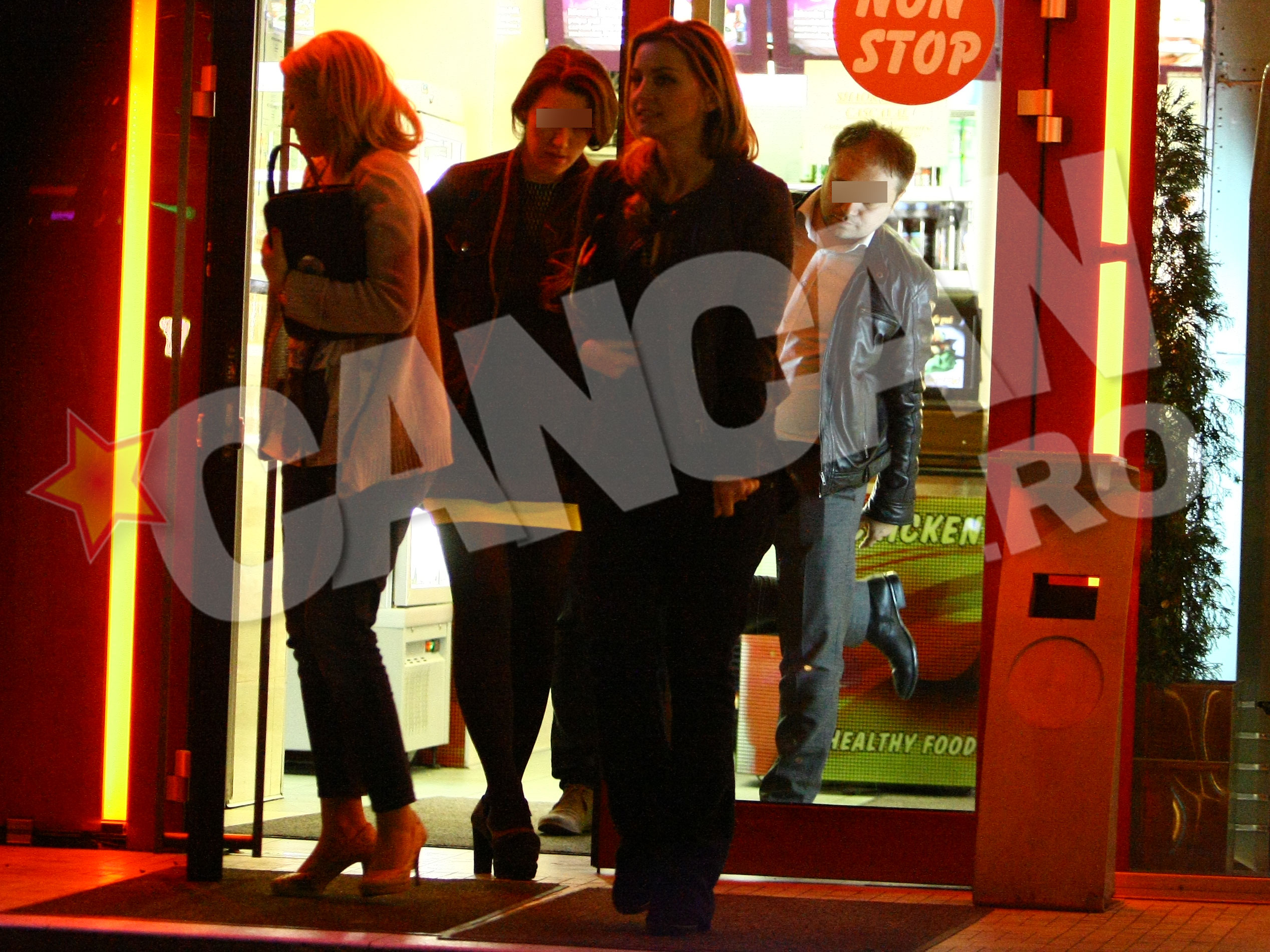 Monica si prietenii ei au parasit fast-food-ul aproape de ora 5 dimineata