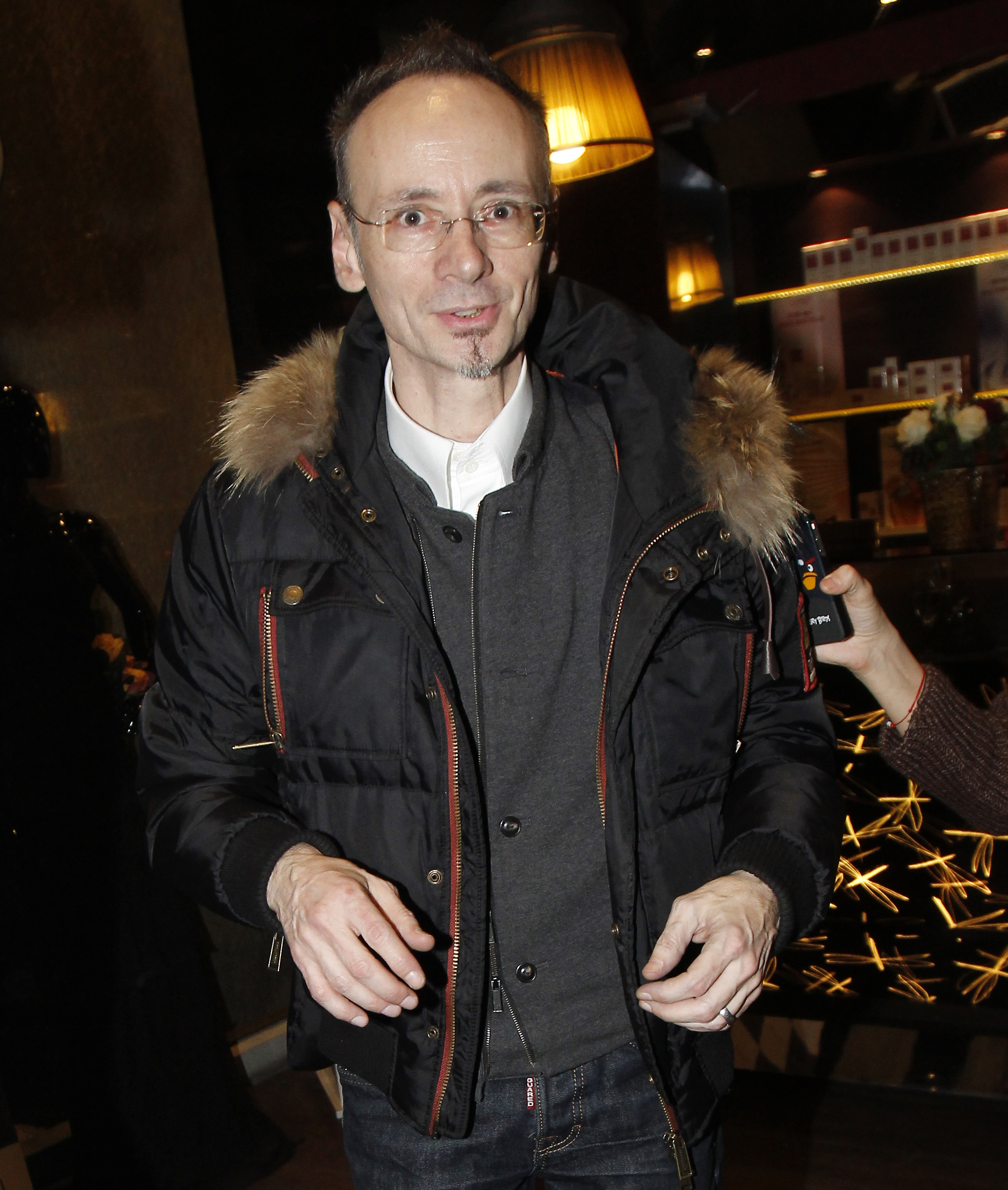 In prezent, designerul tine masina fostei sotii in curtea atelierului