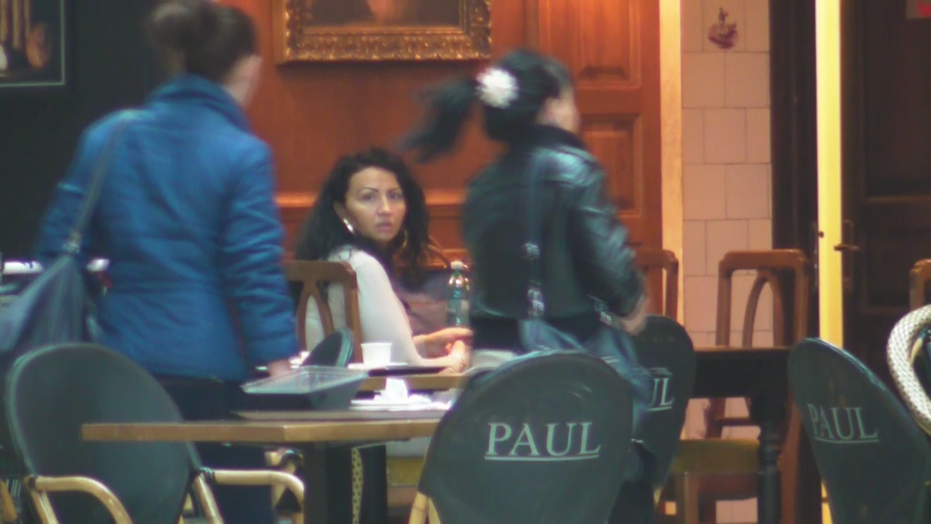 Pentru ca nu avea companie, bruneta se uita la trecatori