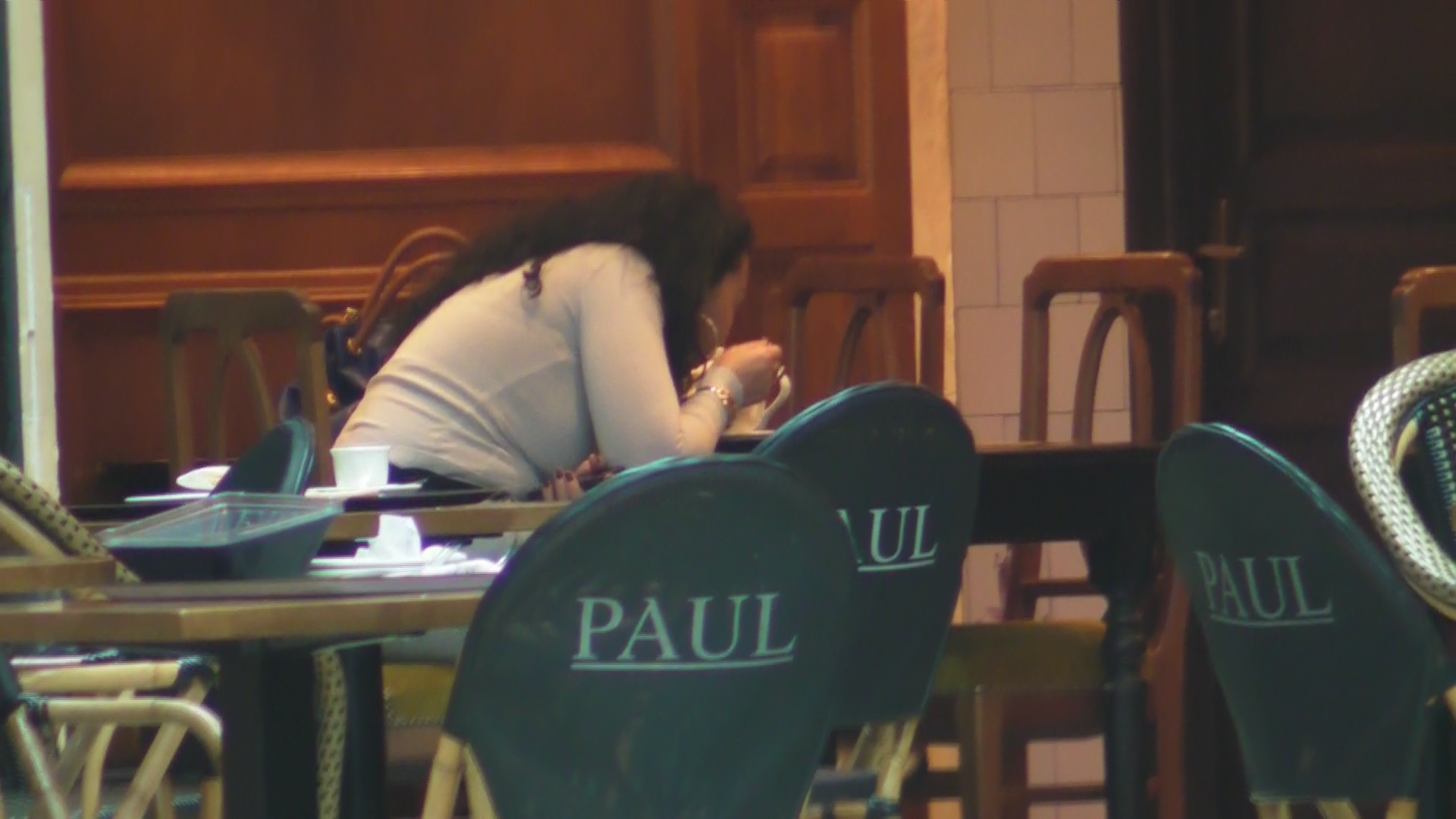 Narcisa a confundat ceaiul cu prajitura si a inceput sa-l bea cu lingurita