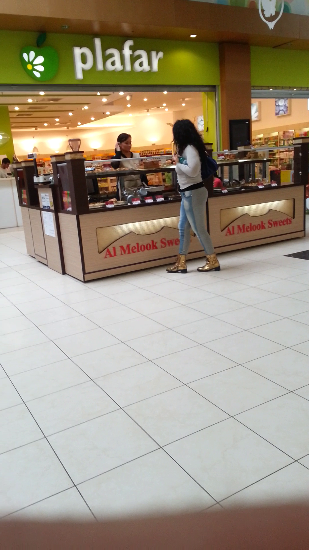 Desi mancase prajituri, Narcisa s-a mai oprit la un stand unde se vindeau tot felul de bunatati