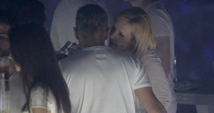 Blondina a stat de vorba minute intregi cu Willmark, insa nu a reusit sa il faca sa uite de sotie