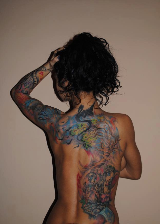 Mihaela a continuat tauajul acoperindu-si un brat si jumatate din spate