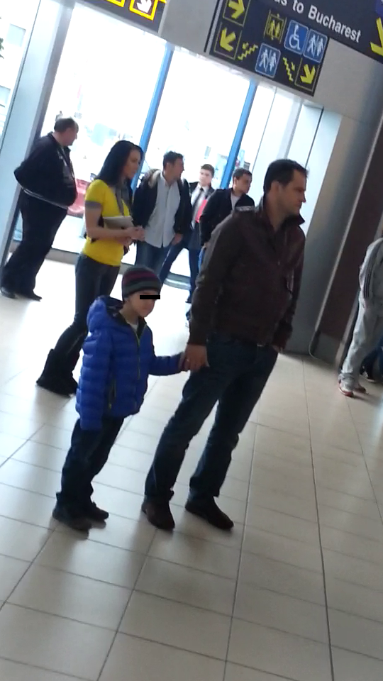 Huidu a venit impreuna cu unul dintre fii sai sa intampine pe cineva in aeroport