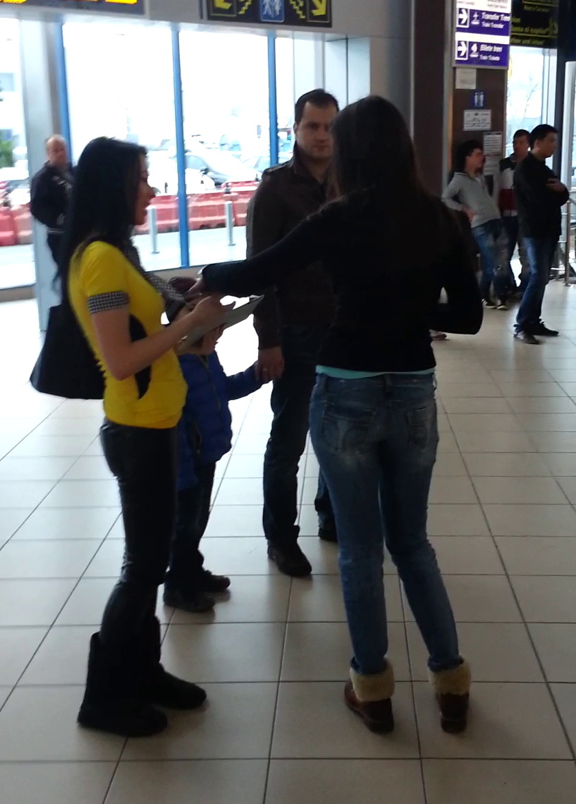 Serban se uita cu uimire la doua tinere care stau de vorba in fata lui