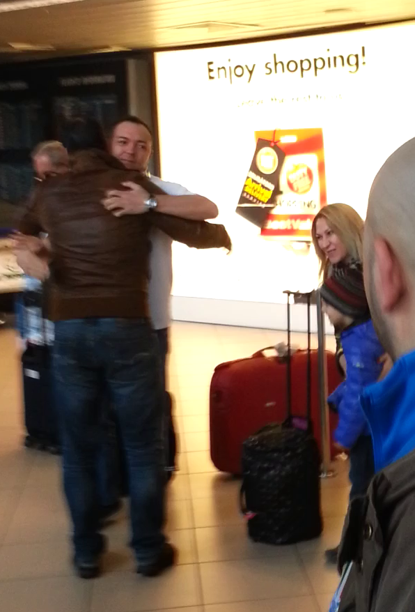 Dupa imbratisari si pupaturile de rigoare, Serban isi ia prietenii sa mearga spre casa