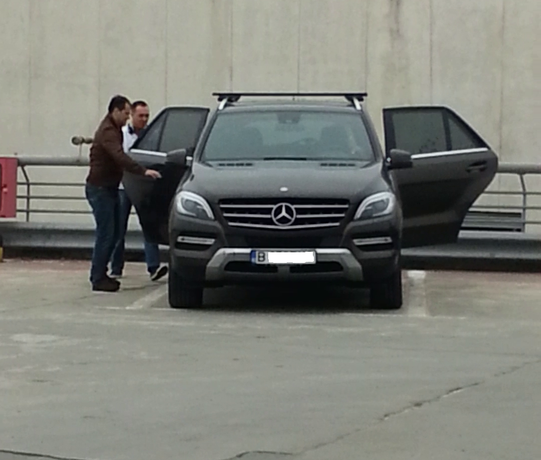 Pentru ca nu mai are dreptul de a conduce, Serban a apelat la serviciile unui sofer