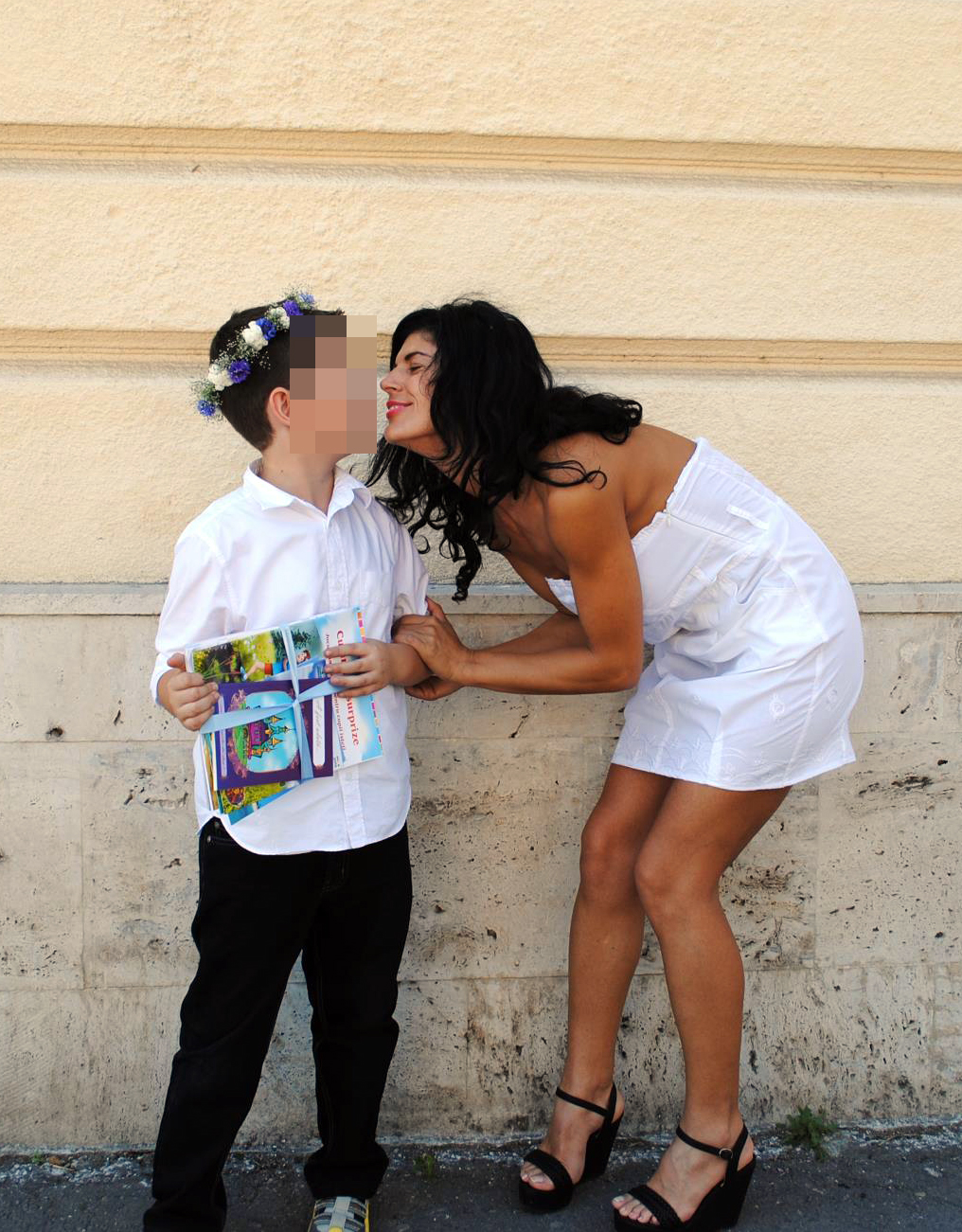 Mihaela isi creste singura baietelul