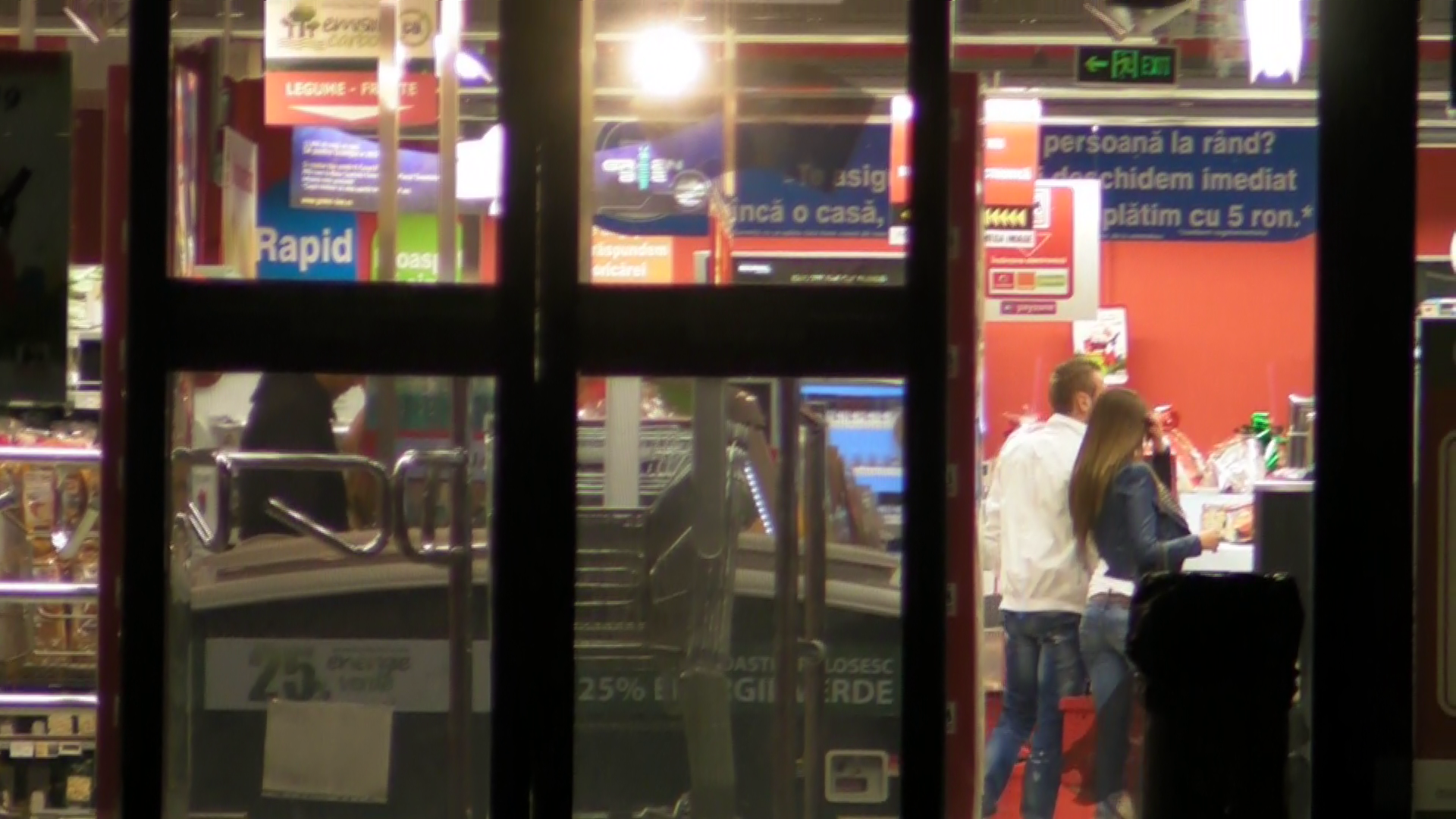 Cat timp Sorin alegea din rafturi, Flore se plimba prin magazin