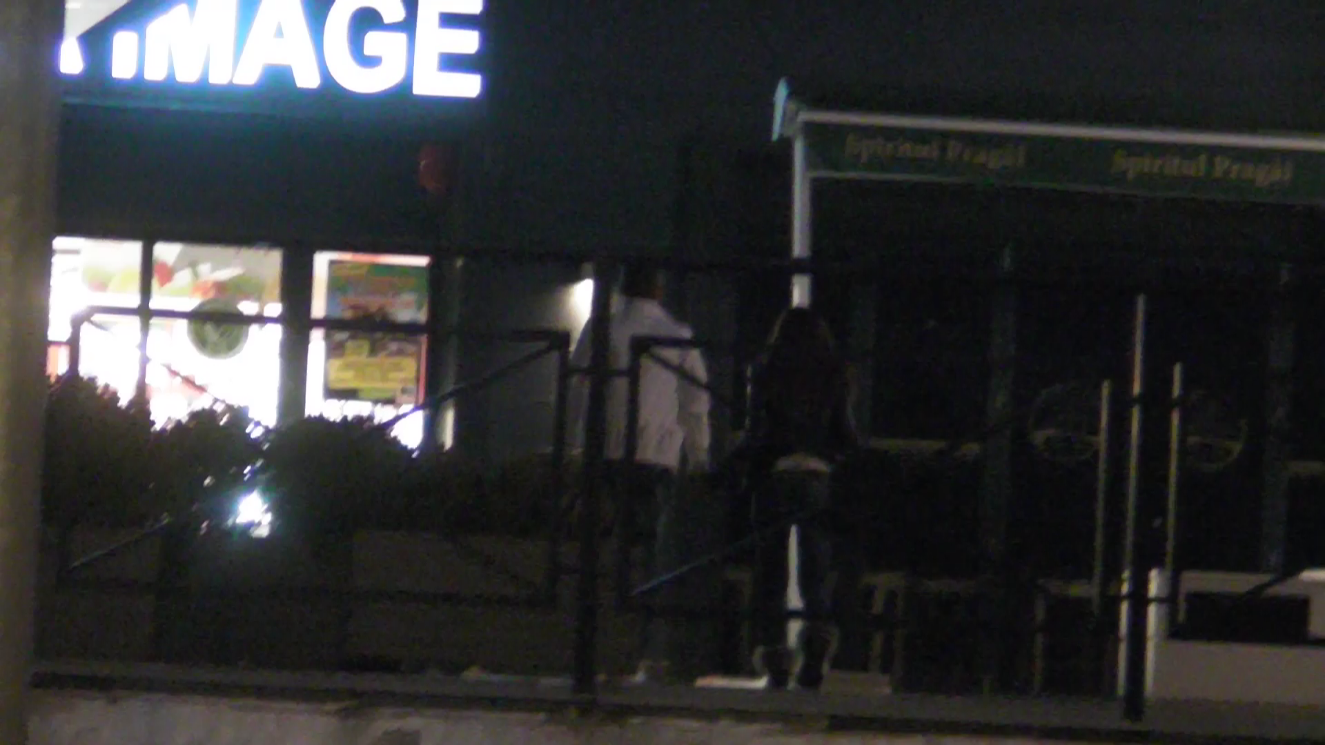 Cei doi intra de mana in supermarket