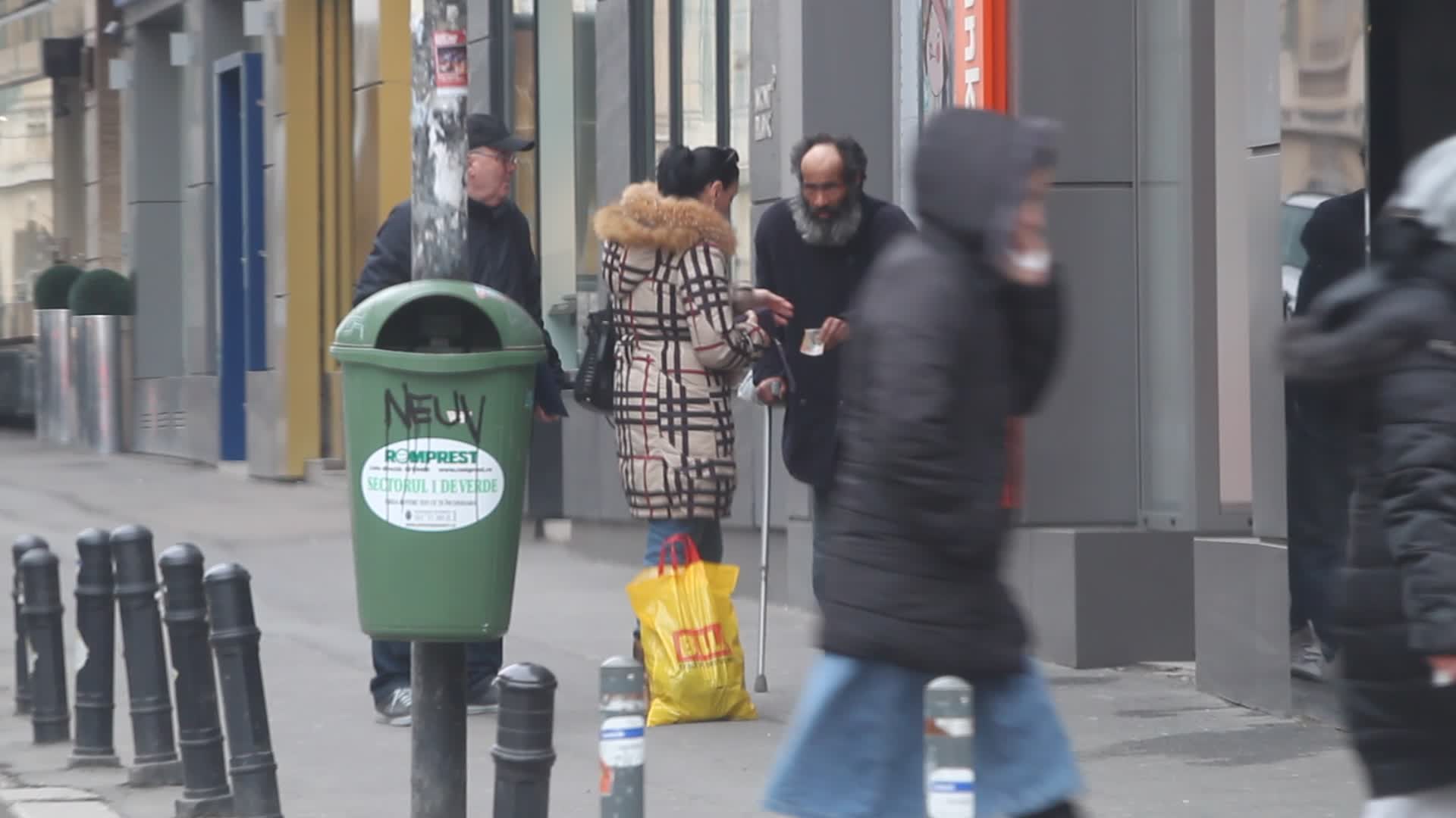 Ca un cetatean milostiv, Carmen a dat 10 lei unui cersetor