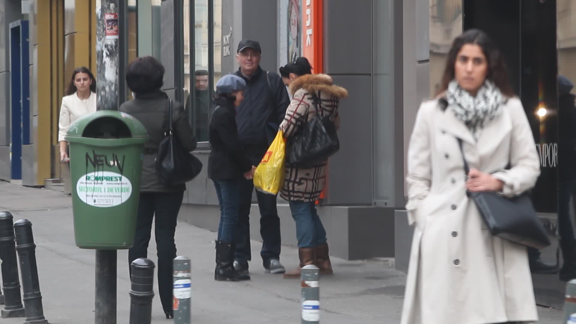 O tanara ii cere actritei un autograf, iar ea il ofera bucuroasa